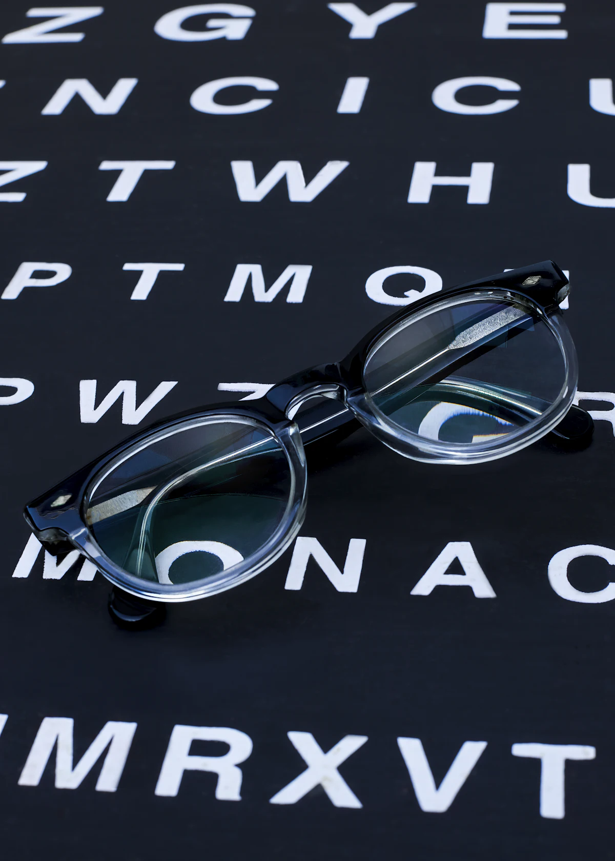 Gafas de montura transparente sobre una carta de optometría