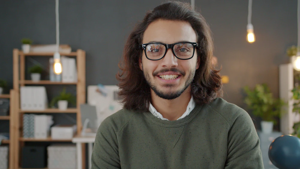 Hombre sonriente usando gafas