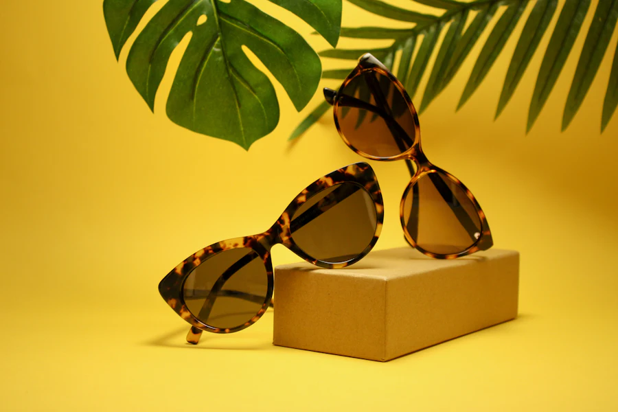 Dos gafas de sol de carey junto a su estuche