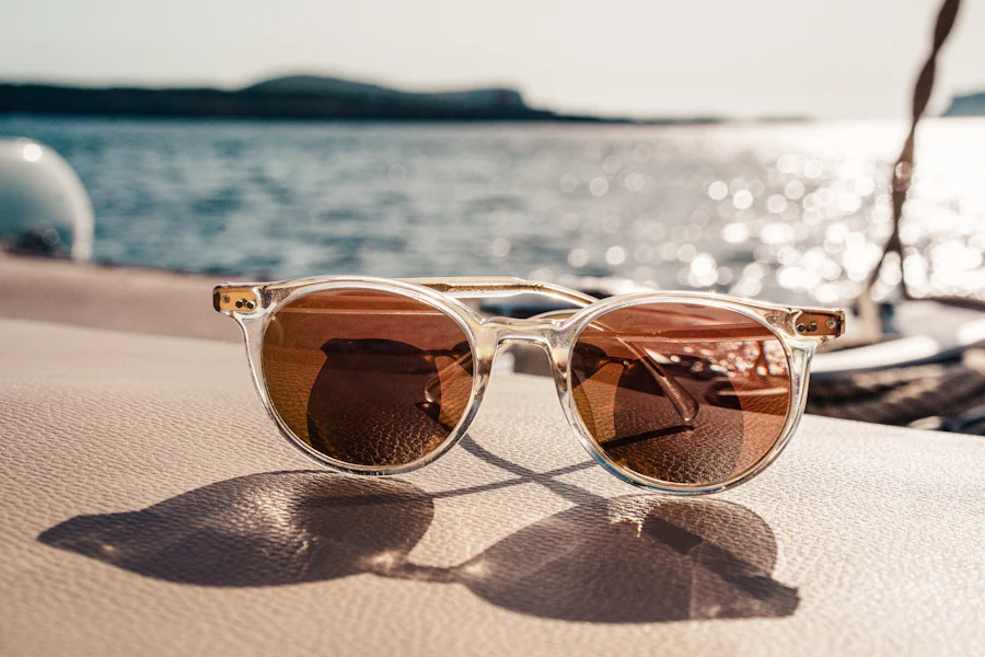 Gafas de sol de marco blanco y lentes café